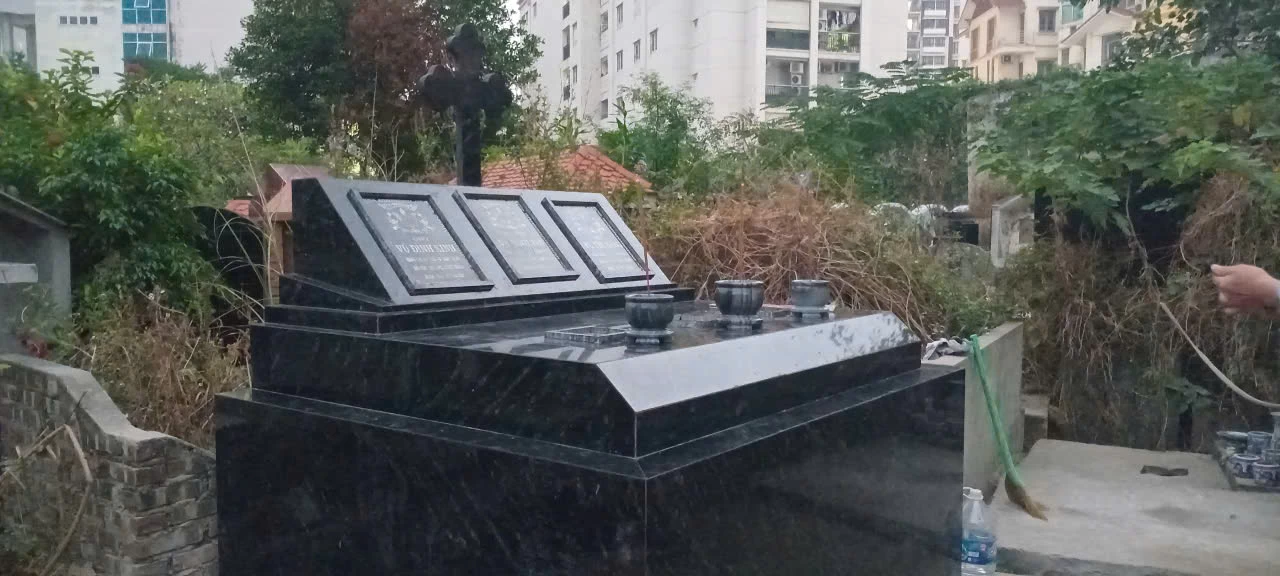 Mộ đá đen  tại hà nội